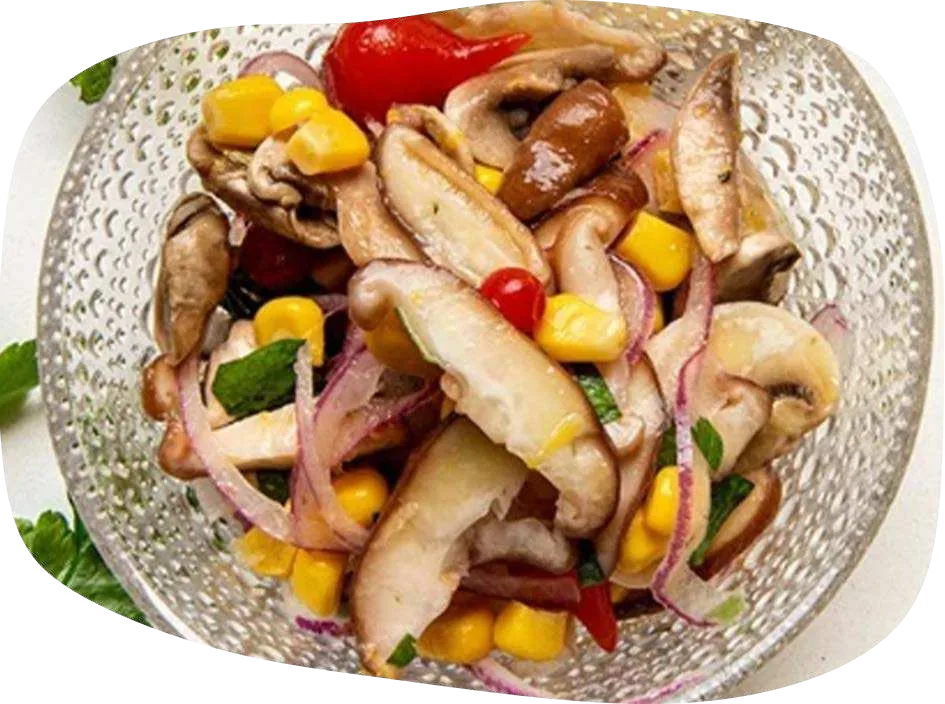 Ceviche de cogumelos em tigela de vidro com cebola roxa, milho e pimenta vermelha.