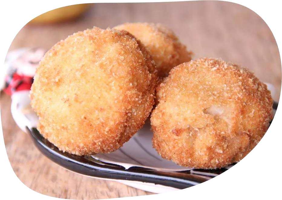 Bolinhos de cogumelo empanados e dourados, com crosta crocante, sobre prato.