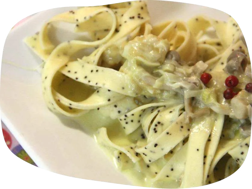 Talharim com molho cremoso de shimeji e grãos de pimenta-rosa.