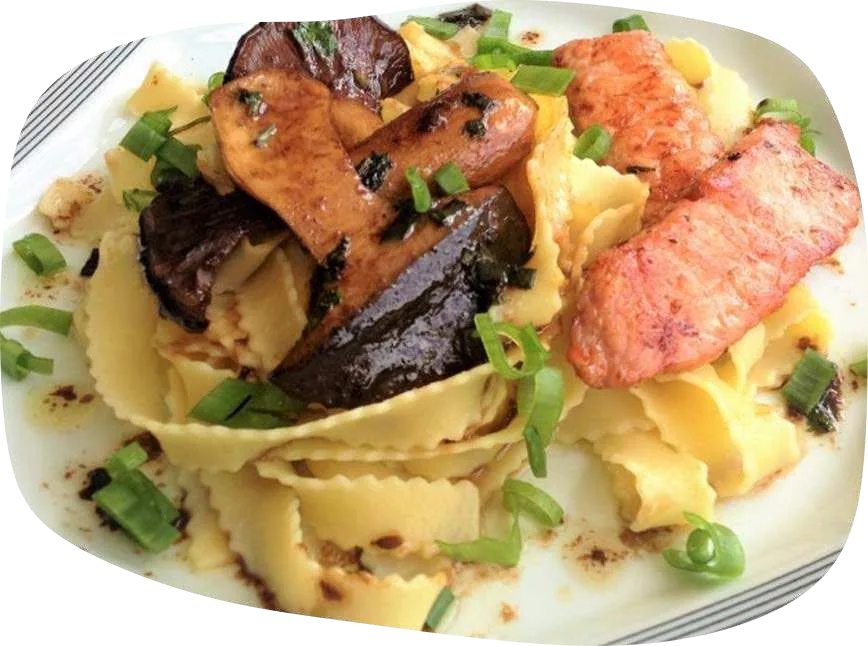 Macarrão rustiche com fatias de eryngui salteadas, filezinhos suínos e cebolinha picada.